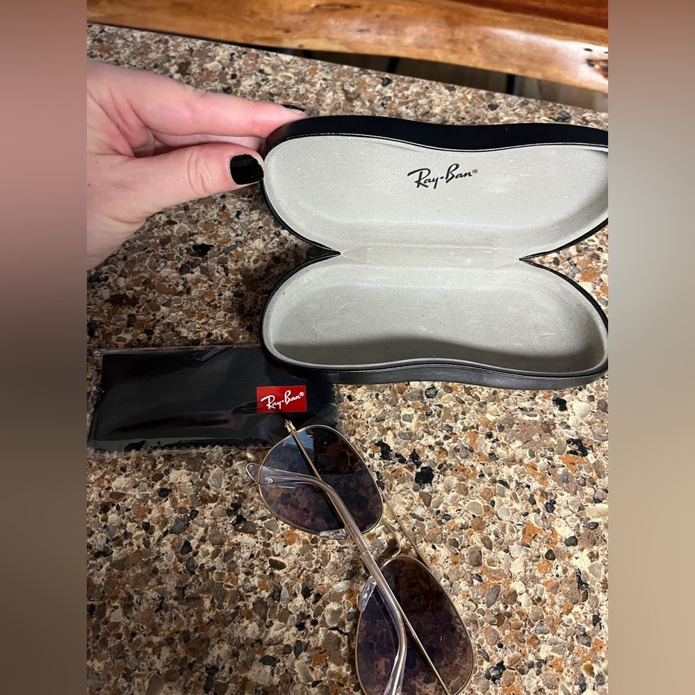 New Rayban rr3025 aviator large metal sunglasses case is scratched as shown - Picture 2 of 4